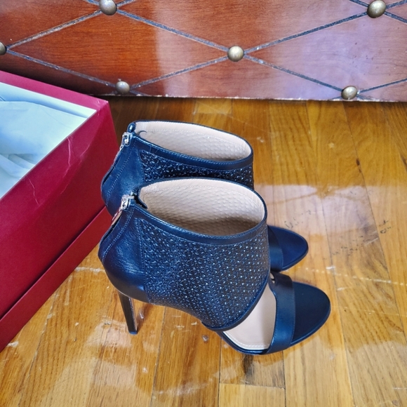 Authentic Salvatore Ferragamo Pacella Black Leather T-Strap Sandals Heels Sz 6B - Picture 5 of 15